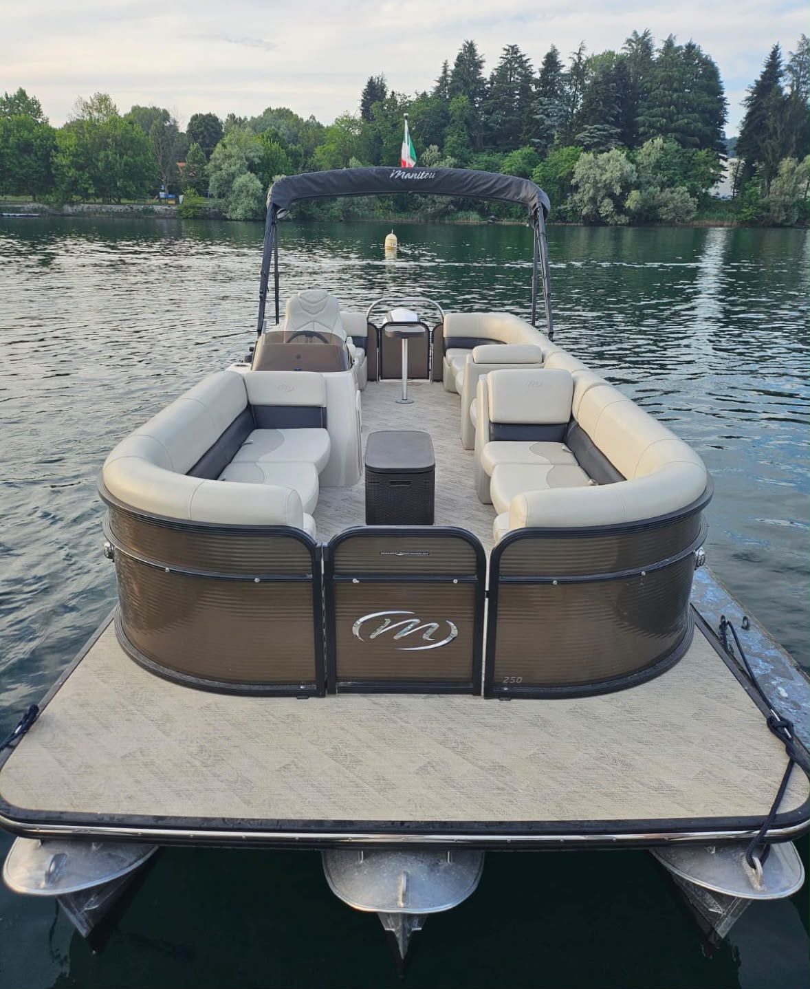 Spazi lounge del pontoon Vaka Putanga per feste ed eventi privati