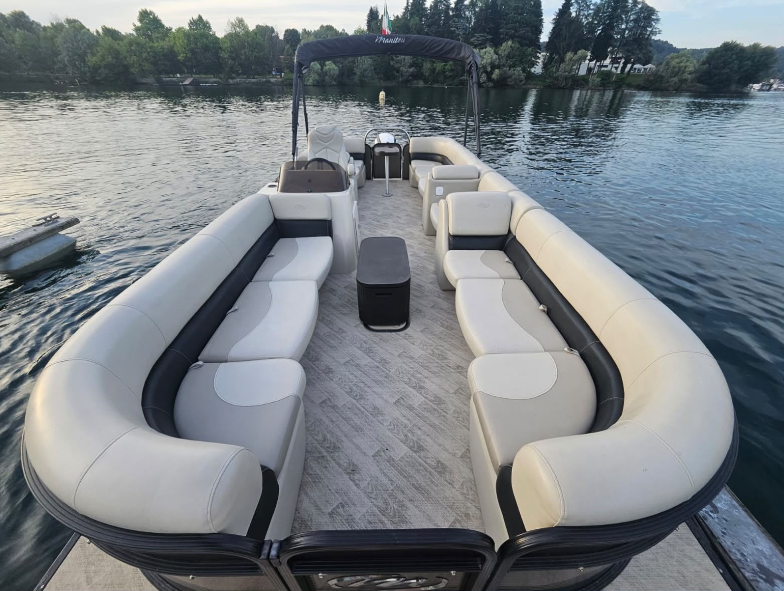 Lounge del pontoon Manitou Aurora LE 25 pronto per l'aperitivo a bordo